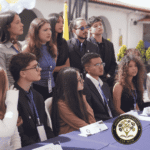 Estudiantes de cuarto grado del Gimnasio San Angelo debatiendo durante el GSAMUN Kids, fortaleciendo el desarrollo del pensamiento crítico.